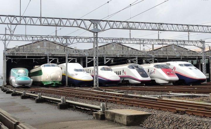 1024px-JR_East_Shinkansen_lineup_at_Niigata_Depot_201210